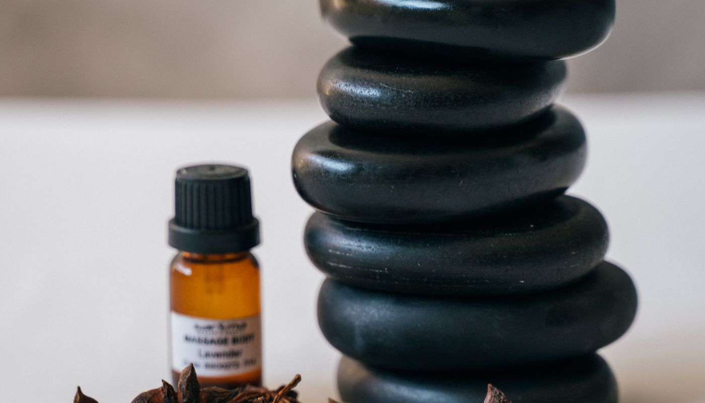 Atmosféra salonu Sumai Spa — lávové kameny a masážní olej